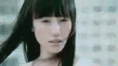 一個人喝著拿鐵