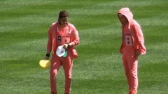 拿著鴨子腦袋玩翻畫紙