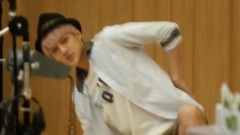 世勛示范舞蹈動作