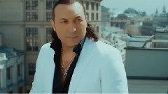 Она красива