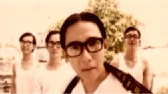 對面的女孩看過來