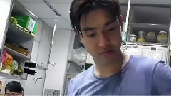 始源偶吧化身護汪使者 雨中勇救汪星人