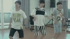 寵愛練習室唱跳訓練