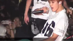 Jimin掀起金泰亨 & 田柾國衣服