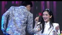 王子謝娜現場送玫瑰