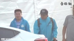 陸軍慶典結束后允浩與粉絲揮手道別 & 舉大拇指