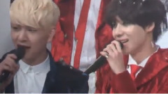 哥哥幫泰民撥弄頭發