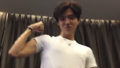 鹿晗工作室微博更新:鹿boss撕掉名牌的秘密~(奔狍小劇場)