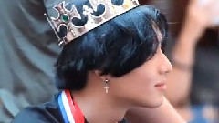 戴皇冠抱小熊的泰民