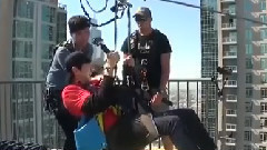 長頸鹿挑戰自我闖關高空飛索