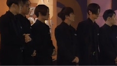 看著一位獲獎的 H.O.T sechs kies 明星紀錄片