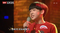 路燈下的小姑娘
