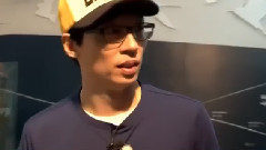 劉姆斯龐德在長頸鹿面前射水槍