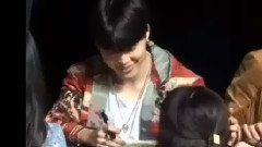 新娜拉簽售會更新:摸粉絲頭的樸智旻JIMIN