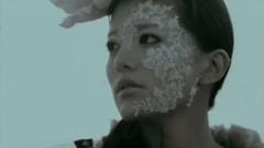 風に向かう花