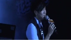 背對背擁抱
