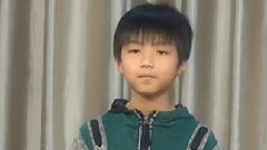 揮著翅膀的男孩