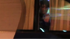 D.O 和粉絲們招手