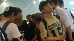 燦烈倩倩玩鐳射激光筆 長沙黃花機場