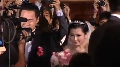 Selina坐姿完成婚禮儀式