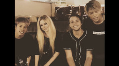 艾薇兒和妹妹Michelle在5 SOS和OOR的演唱會(Toronto,Canada)