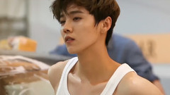 <芭莎每日一搭>穿上背心和工裝褲,幫鹿晗一起洗(玩)車(水)!