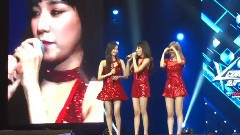 太妍在舞臺上大聲的說今天是Tiffany的生日
