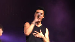 陪著她