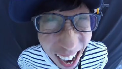 在石挑戰高空玻璃溜滑梯嚇呆
