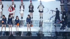 TaeNy往旁邊走 被工作人員叫回來