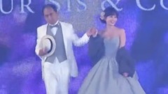 トレエン斎藤、白タキシード姿でこじはるエスコート 手と手を取り合って…
