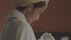 安娜煮著拉面 開心的跳起舞