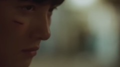 記者們開閃光燈拍照 安娜昏倒