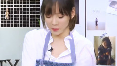 太妍拍打面團