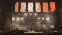 Tan Sola (En Vivo en el Estadio único)