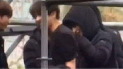 羽絨服里面穿短袖的田柾國彩排