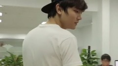 奇葩同事辦公室高區別對待,終于被打了!