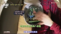 徐玄在住家客廳整理行李