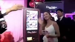 Jessica拿照片甜美拍照 & 操作機臺