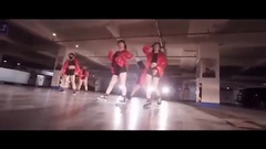 美女在車庫模仿韓舞