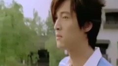 她的眼睛會下雨