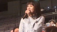 中途從舞臺下來回答粉絲提問