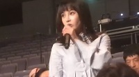 中途從舞臺下來回答粉絲提問