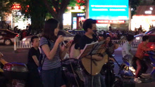  - 南寧妹子厲害了！悅匯廣場路過妹子唱經典粵語歌，獲觀眾齊鼓掌！
