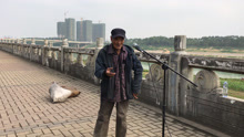  - 老乞丐現場連唱四首歌曲，好聽
