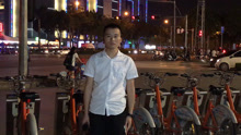  - 在南寧市西鄉塘，聽完賣唱歌手唱《月半小夜曲》觀眾鼓掌