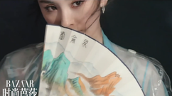 楊冪一襲綠衣重回故地.紙扇輕點鼻尖恍然如隔世