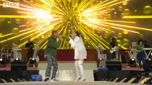 Pharrell Williams & Miley Cyrus - Happy - One Love Manchester現場版 2017
