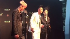 蔡一杰開衩窄裙踏6吋跟鞋