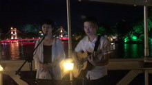  - 美女游客難到小哥，要唱這個風格的歌曲，現場改編，配合的不錯
